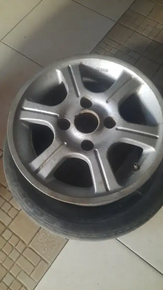 Di jual velg mobil R14  lengkap + Ban