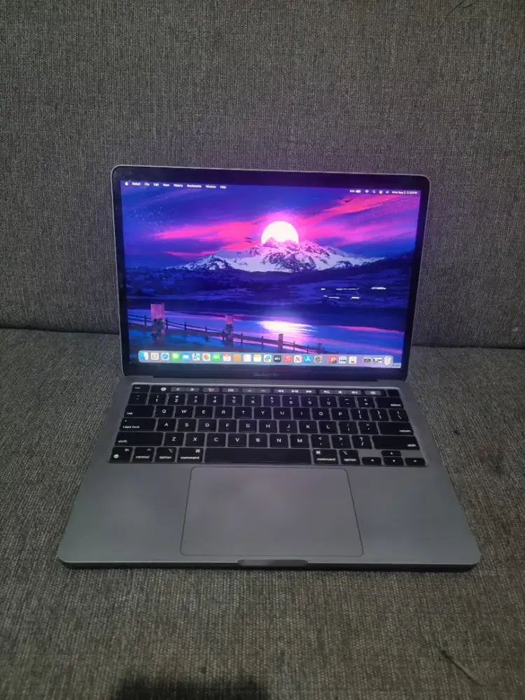 MacBook Pro M1 Retina 13in 2020
(TouchBar )Apple M1 
Ram 8GB
SSD 256gb
