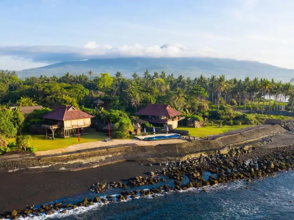 Freehold - Tranquil Oceanfront Retreat: Luxury Living on Pristine Beachfront Property