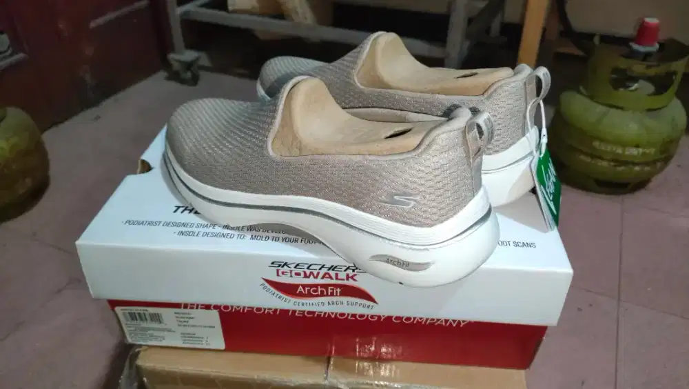 Sepatu Skechers Cewek Original size 37