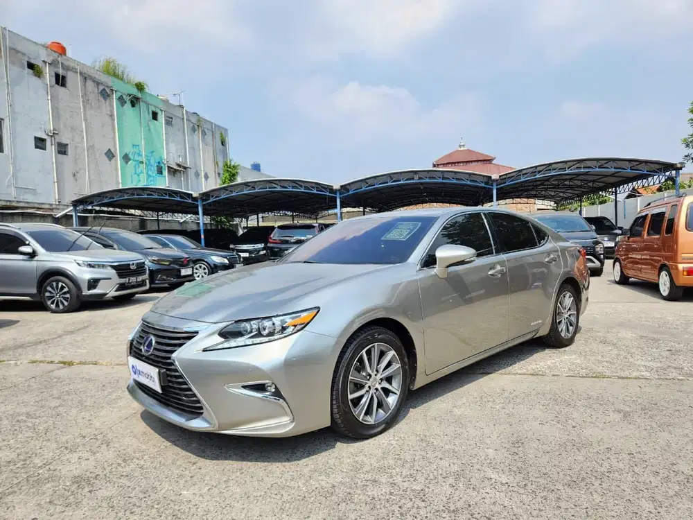 DP RENDAH - Lexus ES300h 2.5 Bensin-AT 2017