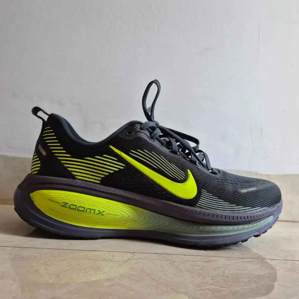 Sepatu lari Nike Vomero 18 bekas