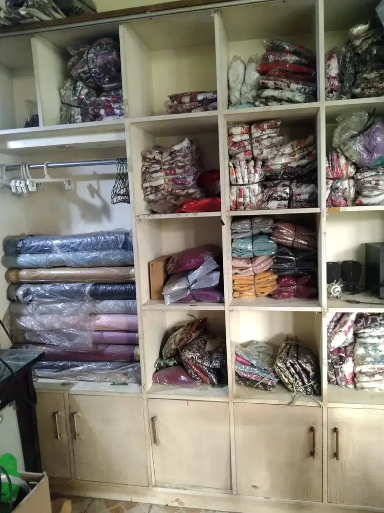 Jual Lemari dan meja bekas toko baju