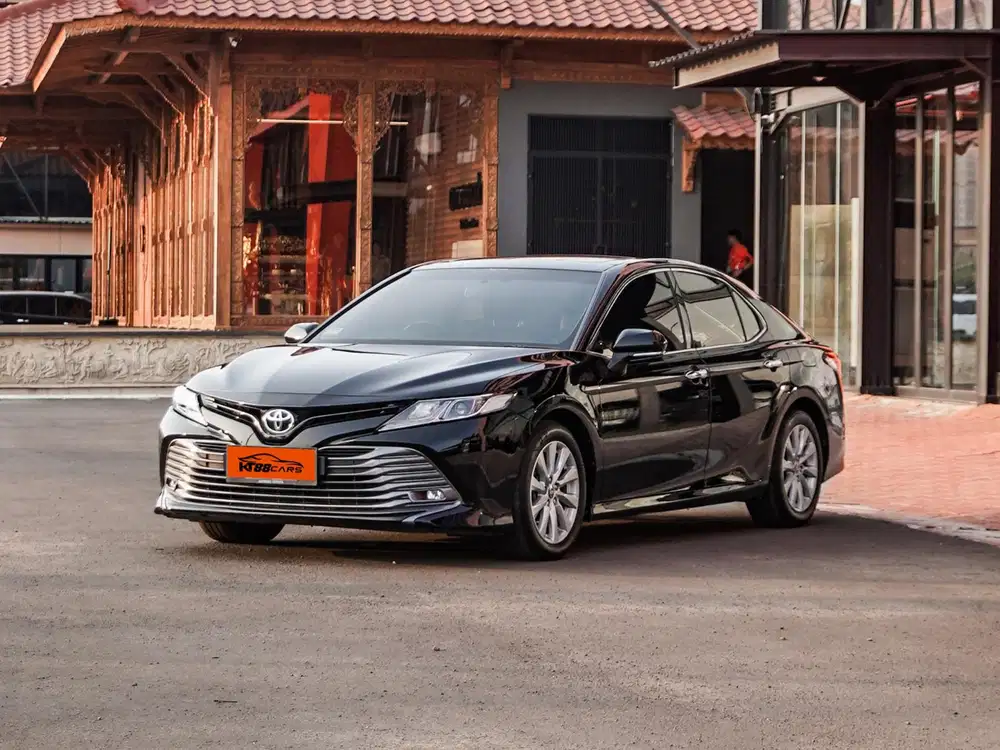 Camry V 2.5 at 2020 Hitam, Tdp 35jt
