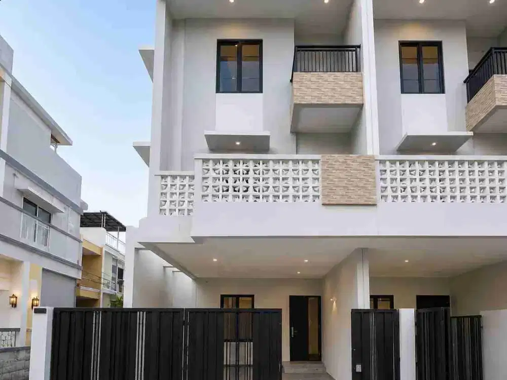 Dijual Rumah Baru Posisi Hook 3 Lantai Bebas Banjir di Taman Ratu