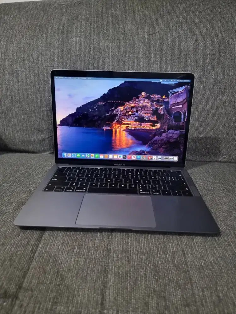 MacBook Air 13-in,2019
Keyboard Nyala
Intel Core i5
Ram 8 GB
SSD 256GB