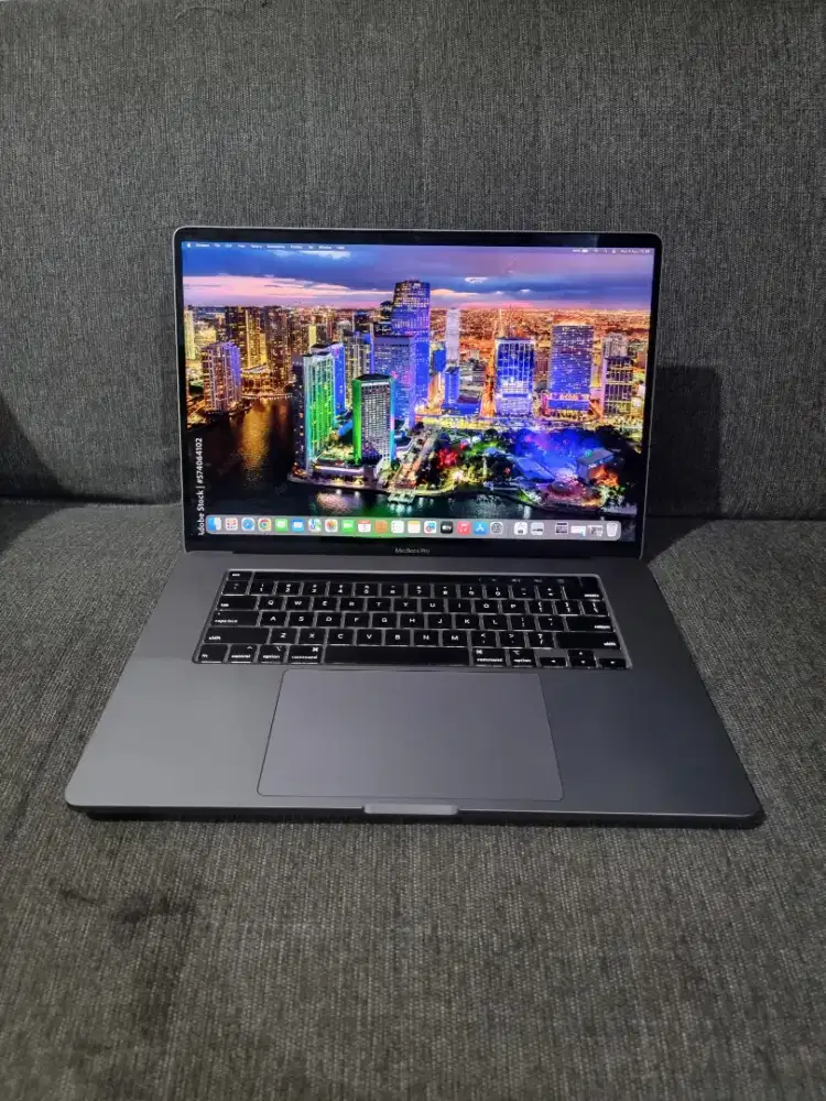 MacBook Pro 15-in,2019
Intel Core i7 Double
VGA
Ram 16 GB
SSD 512 GB