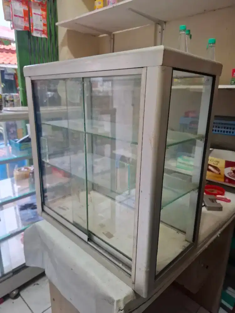Etalase rokok bekas