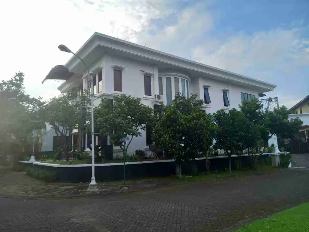 Rumah 2 Lt Hook di Boulevard Graha Taman Bunga BSB City, Mijen Semarang
