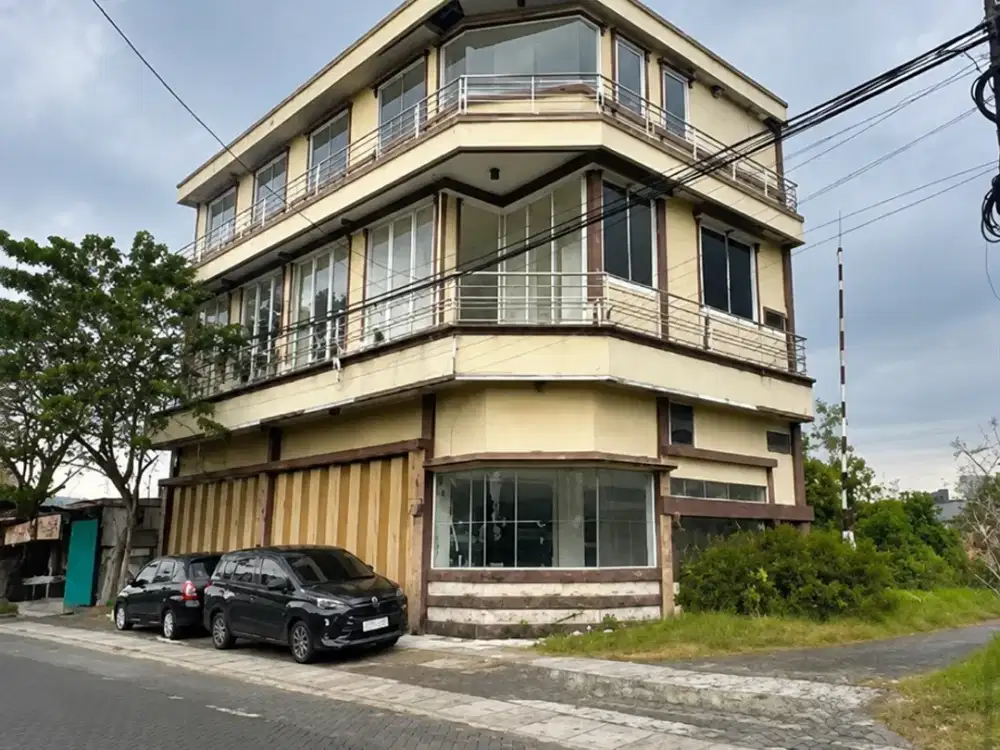 Dijual Ruko Strategis! 3 LT! 0 Jalan Raya! Parkir Luas!