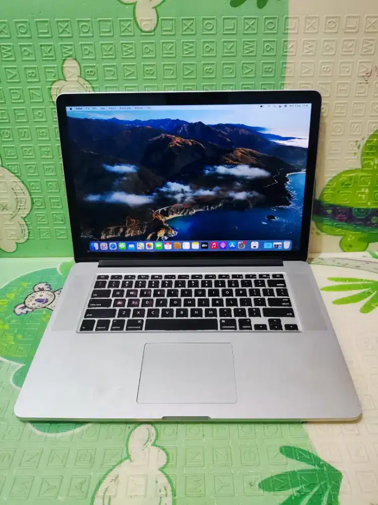 MacBook Pro Retina 15 in 2012
Intel Core i7 Double
VGA
Ram 8GB
SSD 1TB