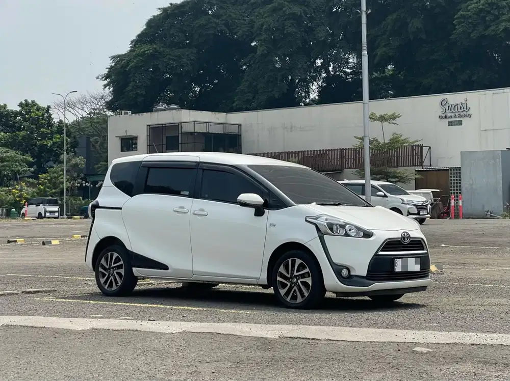 HARGA PROMO!! TOYOTA SIENTA V 1.5 CVT AT MATIC PUTIH