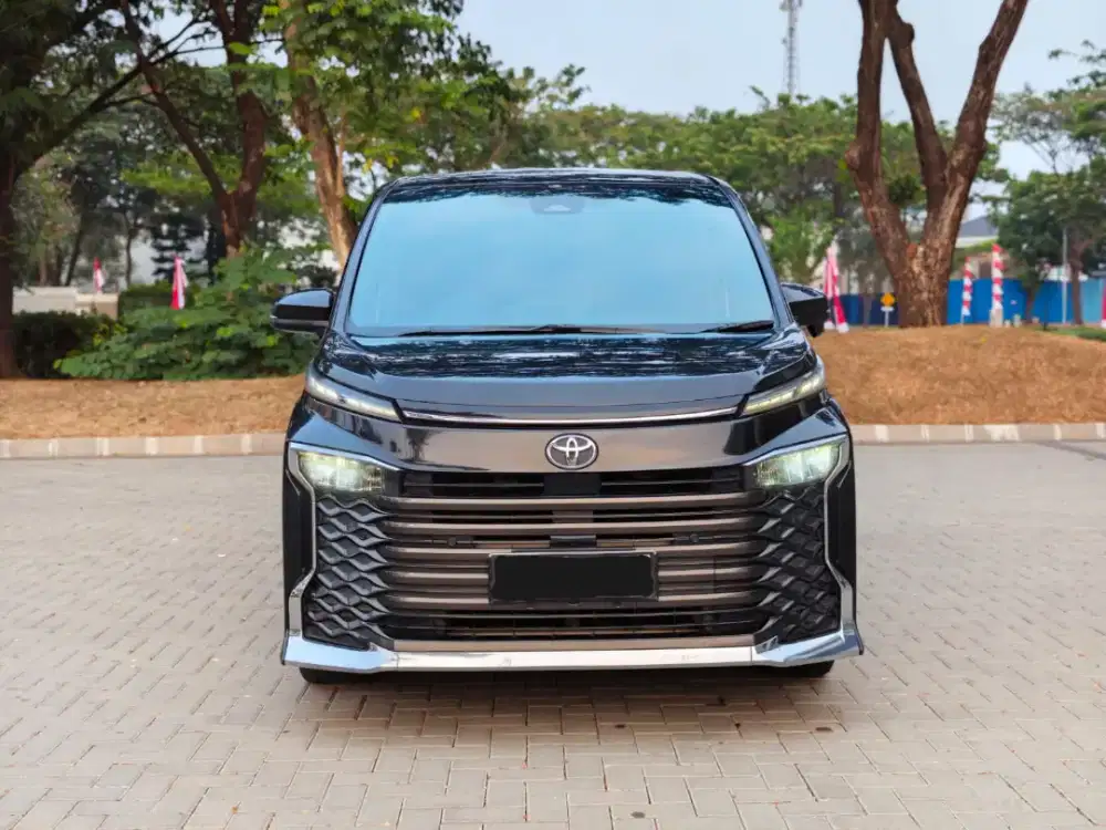 TOYOTA VOXY 2.0 AT 2023 HITAM