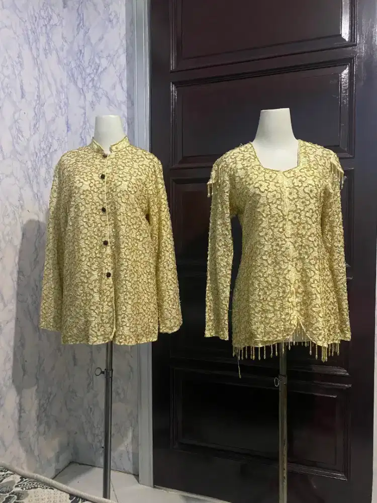 Kebaya dan beskap pengantin brokat kuning gading