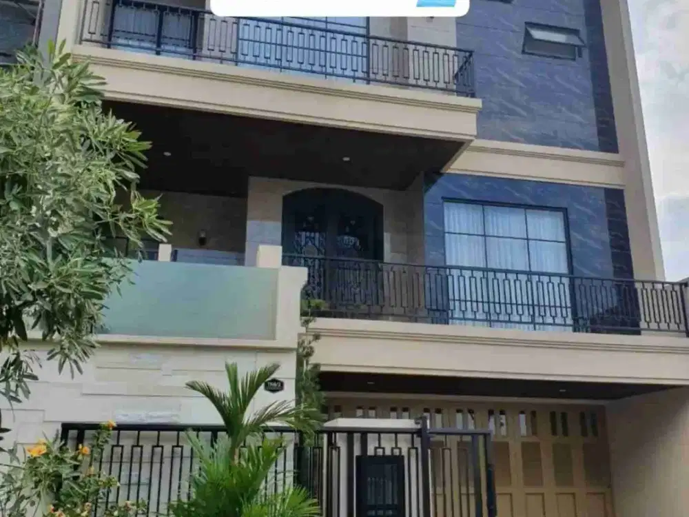 DIJUAL Rumah 3 lantai dengan kolam renang, full furnished & siap huni.