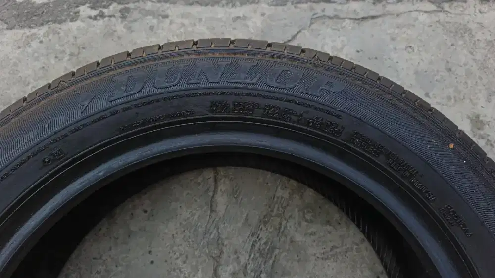 Ban mobil Dunlop 176/60R15 kondisi 95%