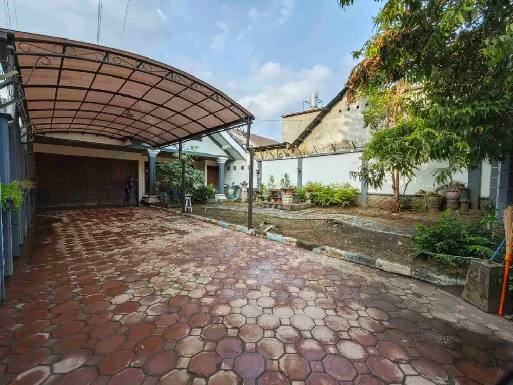 Dijual rumah butuh uang pinggir jalan dekat kampus