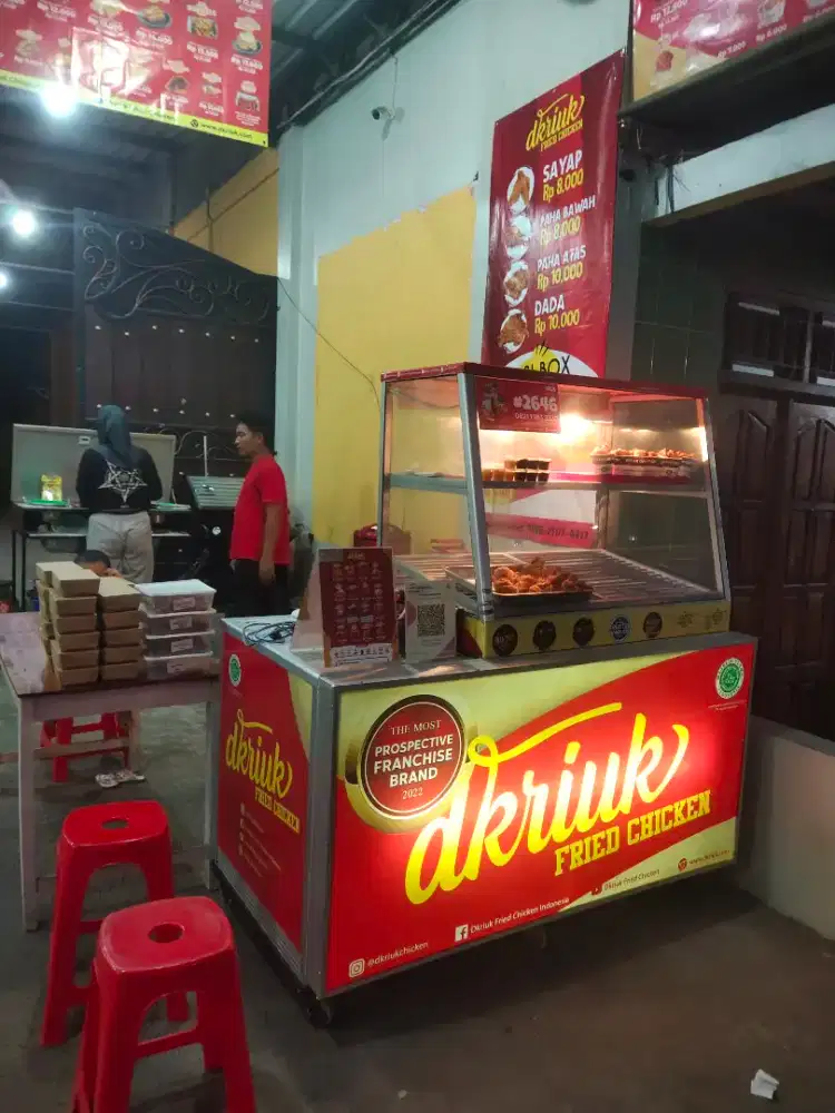 Gerobak dan etalase fried chicken
