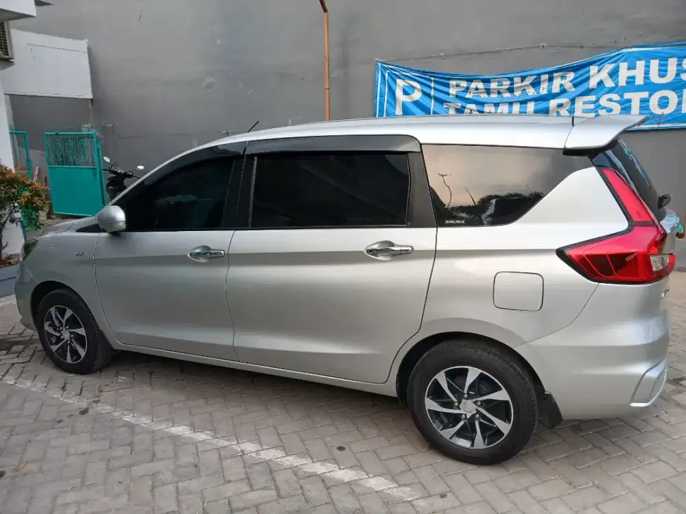 Ertiga suzuki silver hybrid 2024