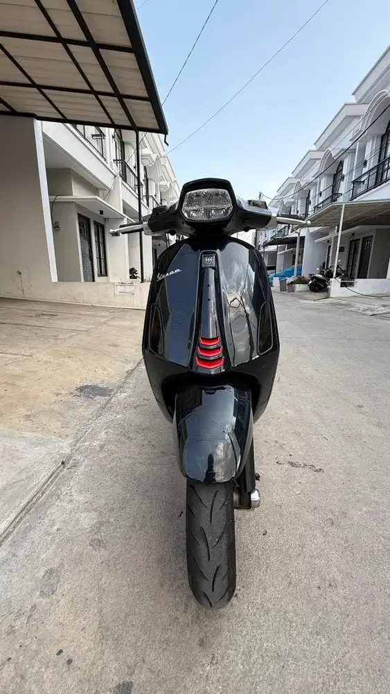 Vespa sprint tahun 2020 hitam abs