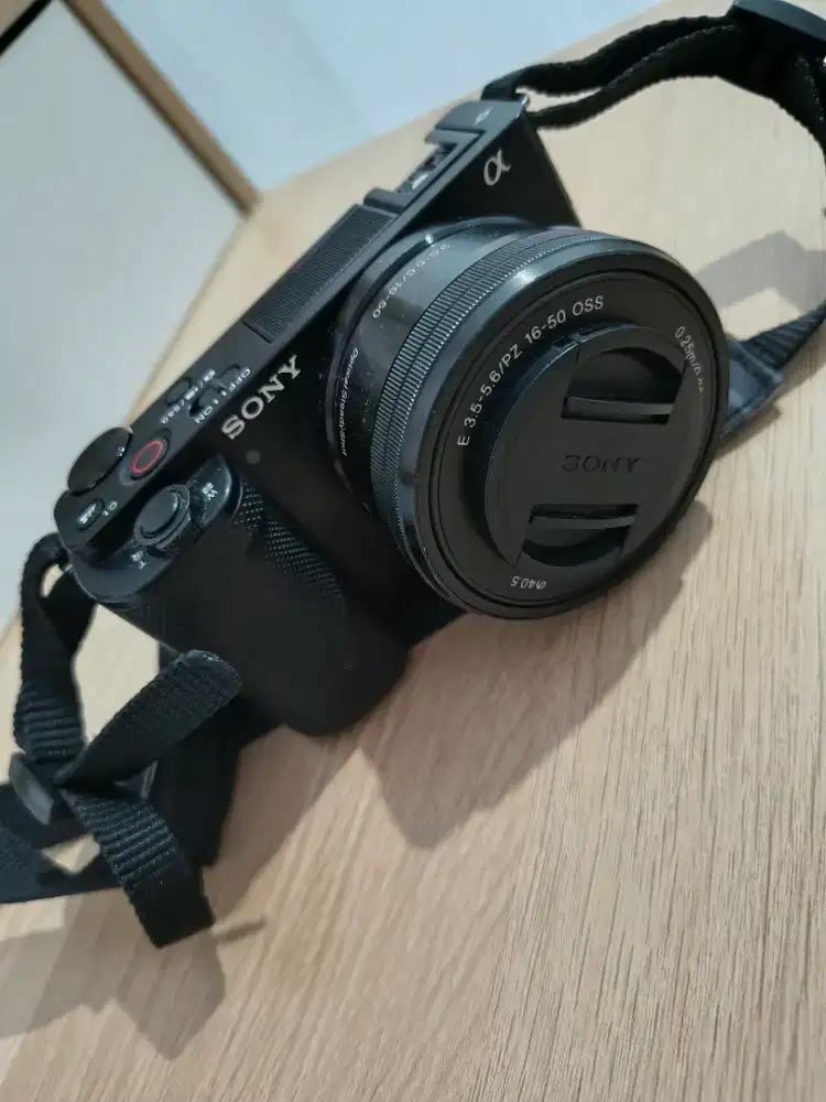 Paket Lengkap Sony ZV-E10 Kit + Lensa 35mm + 3 Baterai + Flash Mulus