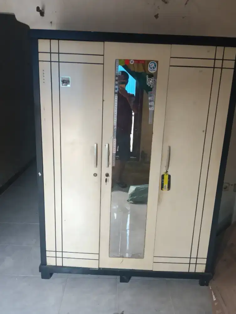 Lemari dapur dan lemari baju