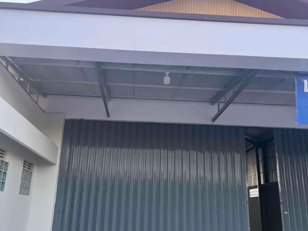 Gudang Luas Lengkap dengan Kamar Mandi serta Parkiran Luas