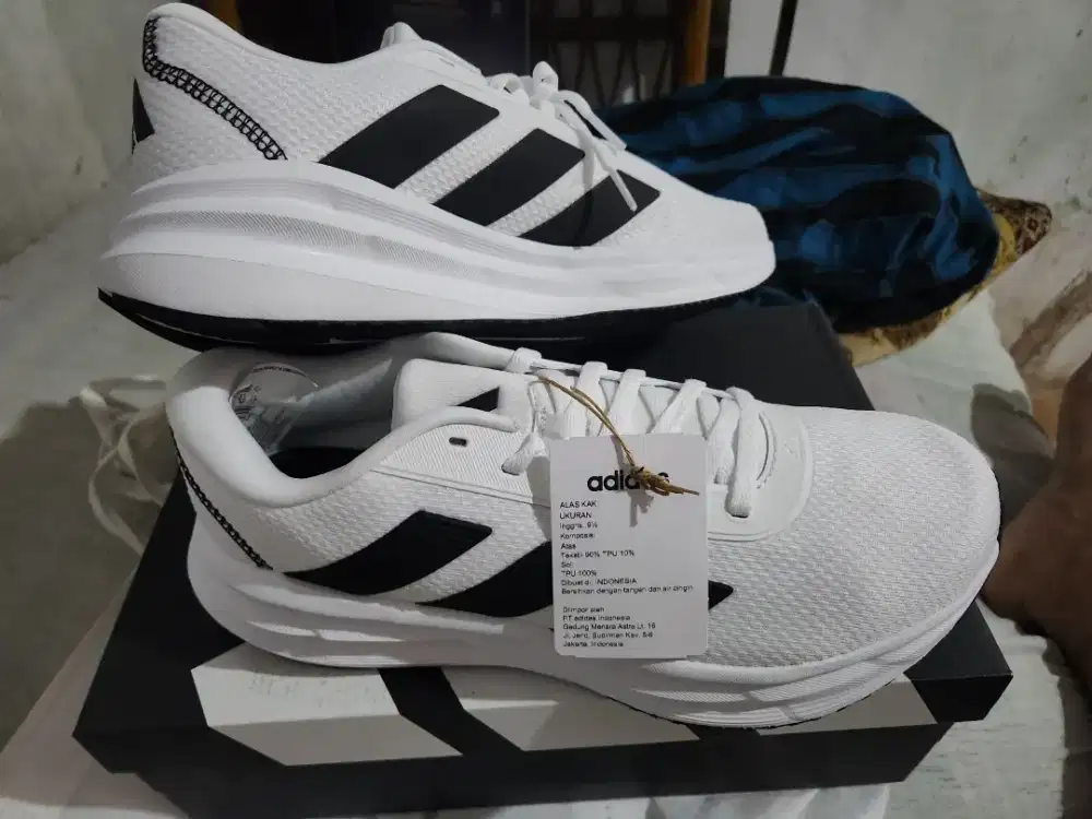 Jual sepatu addidas baru belum pernah di pakai
