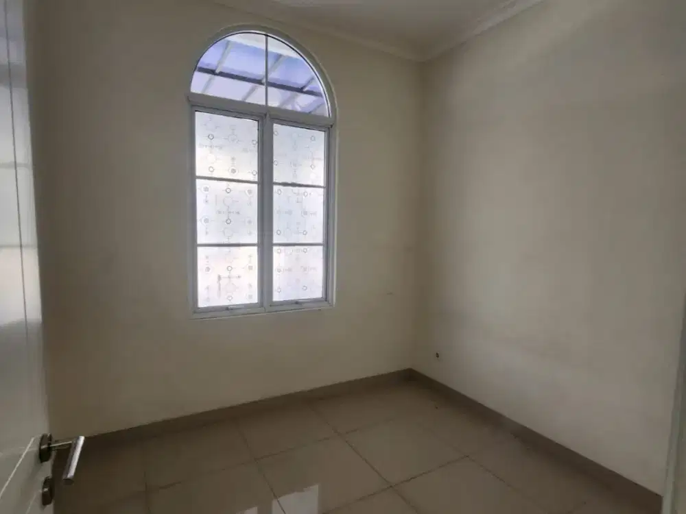 DIjual/Disewakan Rumah Lokasi Strategis di Cluster Le Seine - Garasi Full Canopy
