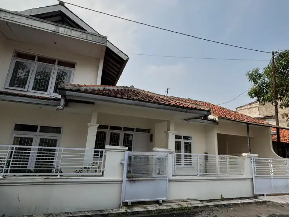 DIJUAL DAN SEWA RUMAH TERAWAT DENGAN LINGKUNGAN NYAMAN DAN TENANG DI MARGAHAYU RAYA BANDUNG