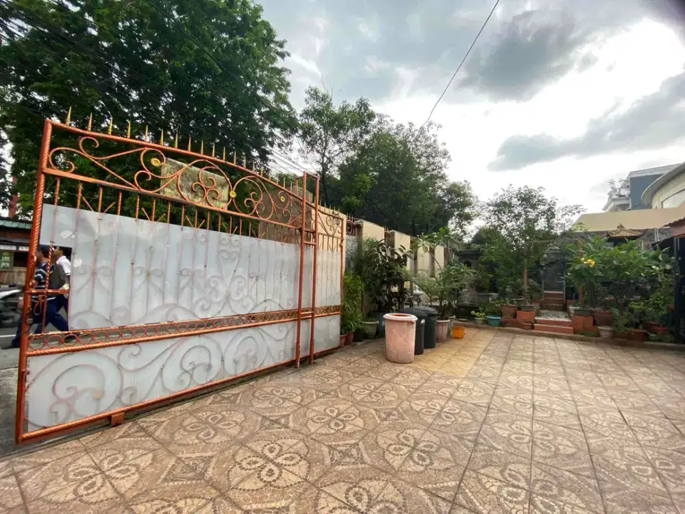 Dijual / Sewa Rumah Luas Lokasi Strategis Cocok Untuk Kantor, Toko, Usaha Dagang, dll