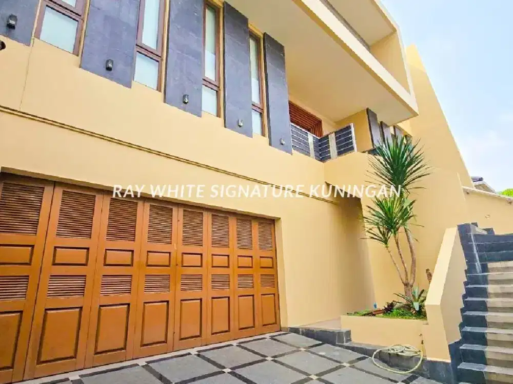Rumah Ex Kedutaan, 4 Lantai, Mewah, Siap Huni, Ada Kolam Renang dan Lift di Mega Kuningan, Jakarta Selatan,