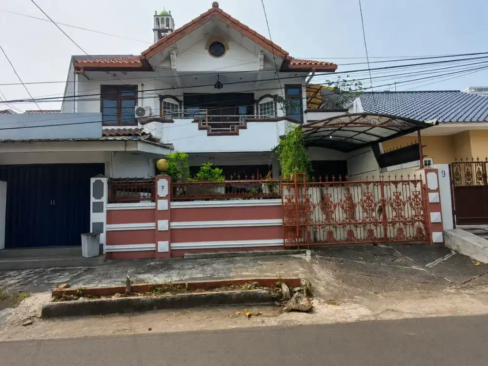 DiJual / Sewa Rumah Bangunan lama, di Tanjung Duren, lokasi strategis jakbar