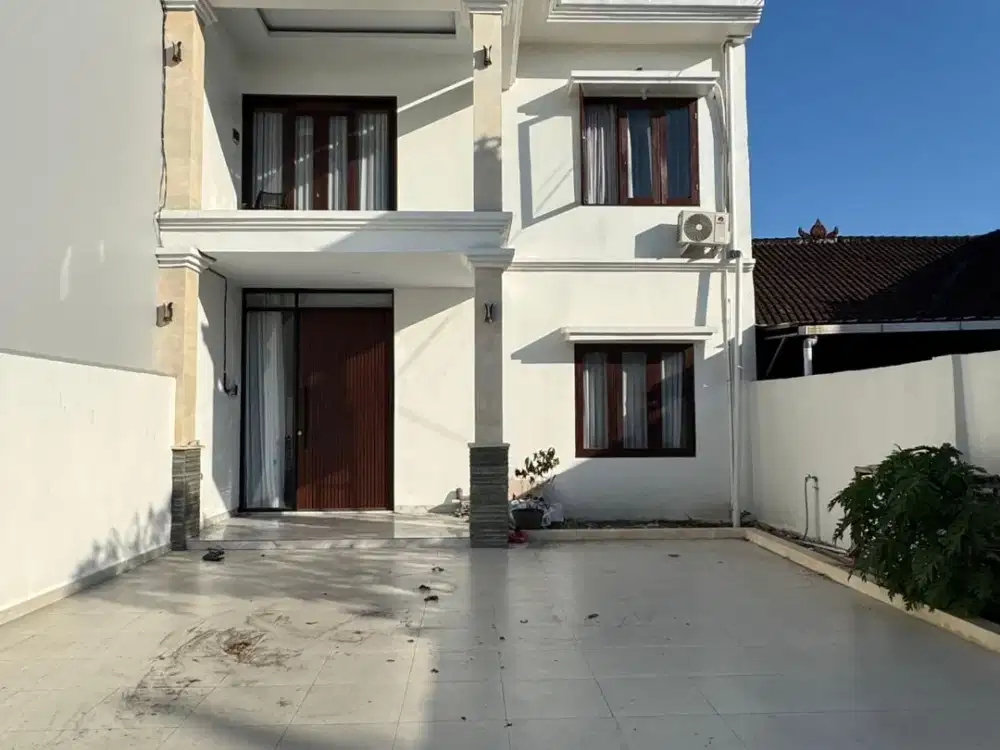 Rumah Semi Furnished dengan 3 Kamar Tidur dan 2 Ruang Keluarga Siap Huni di Gatsu Barat Denpasar Barat