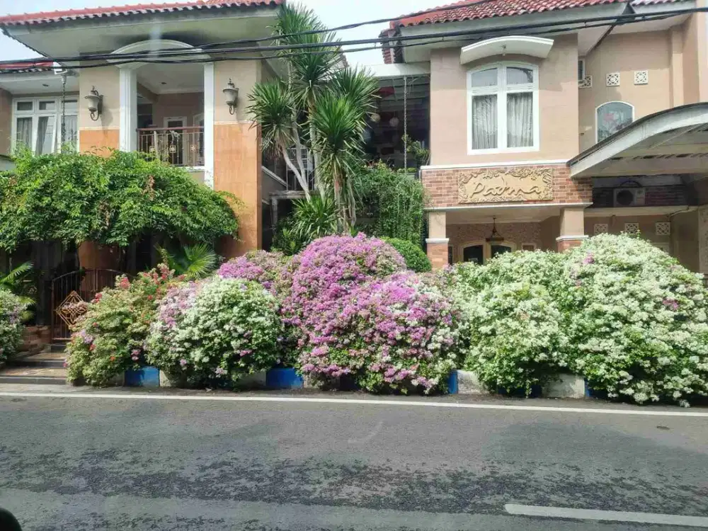 Dijual atau disewakan rumah mewah 2lantai di Raya Taman Indah dekat masjid agung