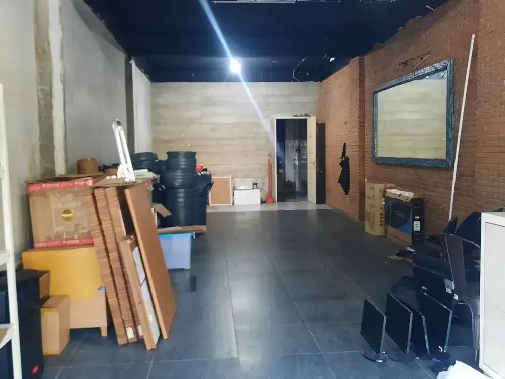 Ruko HR Muhammad Sederetan Dengan Cafe Glass ERHA Clinic BNI Dekoruma Surabaya Barat