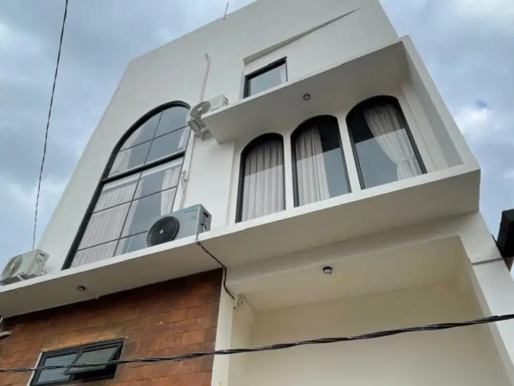 rumah baru 3 lantai di Kerobokan Canggu,strategis area