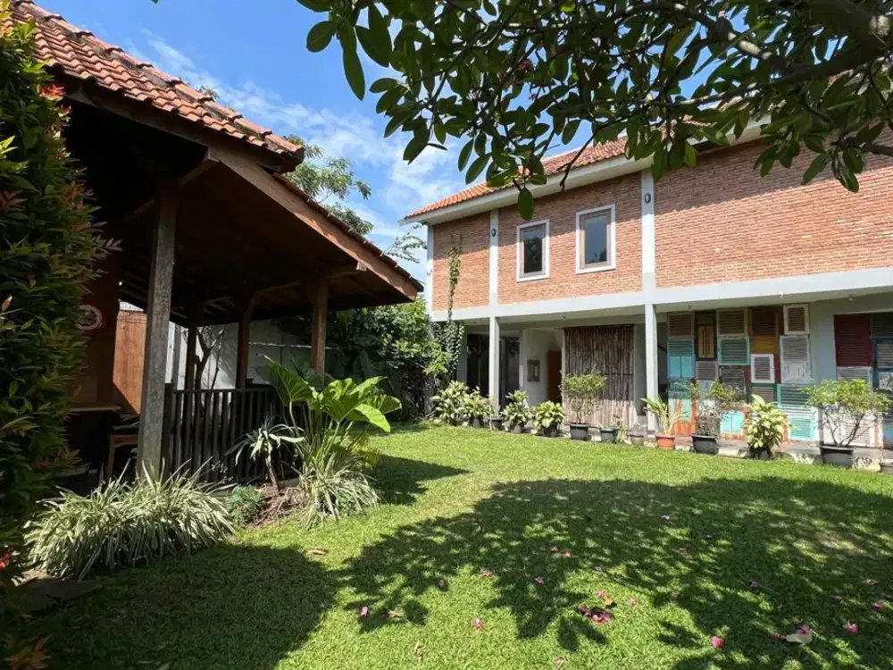 Villa Resort di dekat Bintaro Jaya sektor 2, fully furnished dengan kolam renang dan kantor siap huni