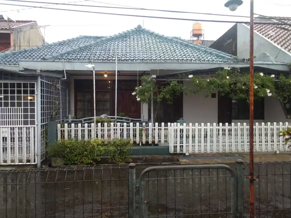 RUMAH SIAP HUNI memiliki 4KAMAR TIDUR, SANGAT STRATEGIS DI METRO MARGAHAYU RAYA,BANDUNG