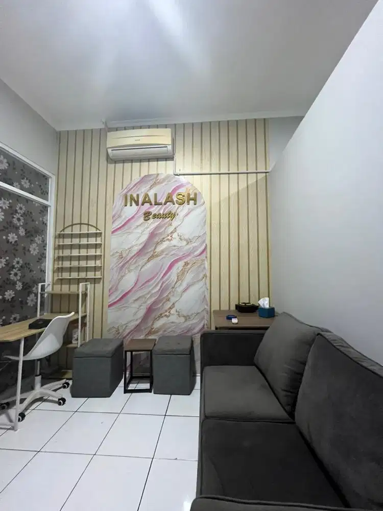 Loker eyelash theraphist and nailist