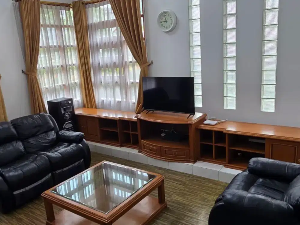 DIJUAL DAN DISEWAKAN RUMAH MEWAH  2 LANTAI SETRADUTA BANDUNG FURNISH