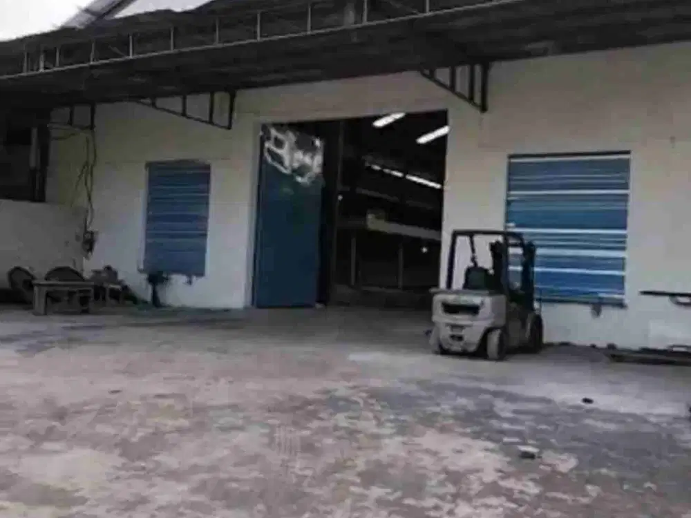 Gudang Mayjen Sungkono Gresok Dekat Akses Tol, Ada Crane. Ada loading dock. akses kontainer