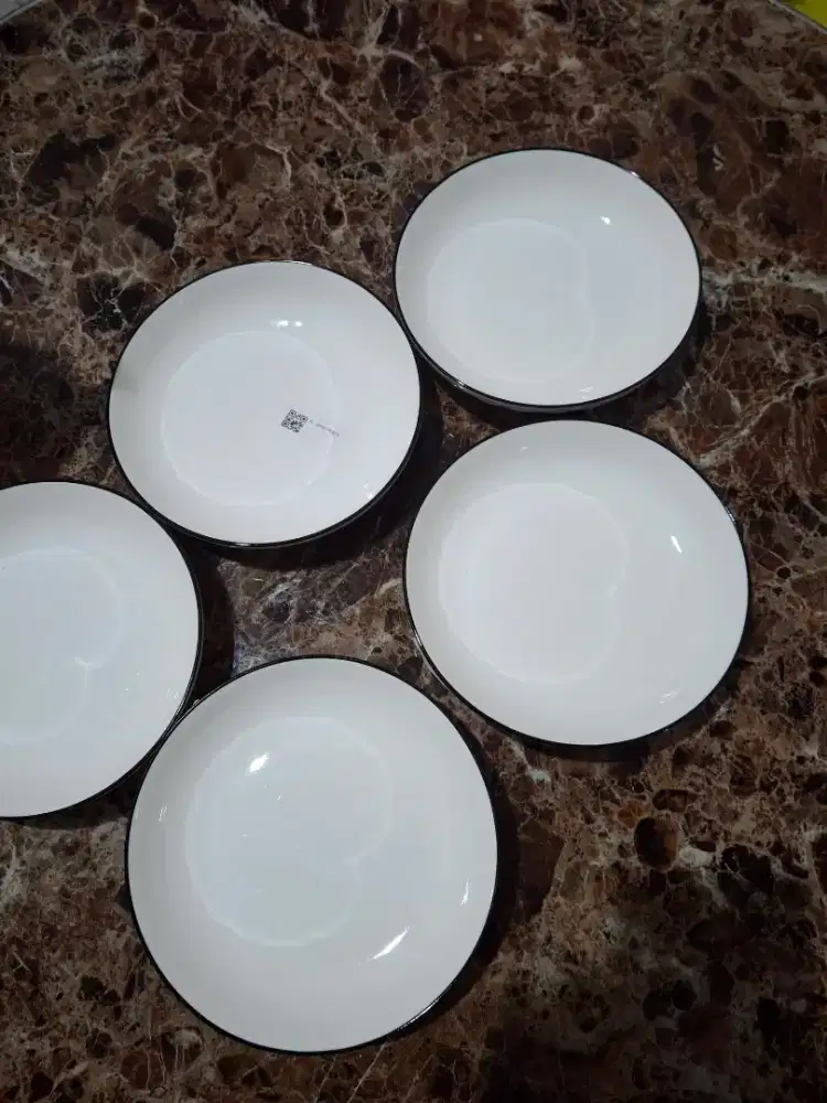 Piring Porcelain Embossed Plate Masih baru belum dipakai