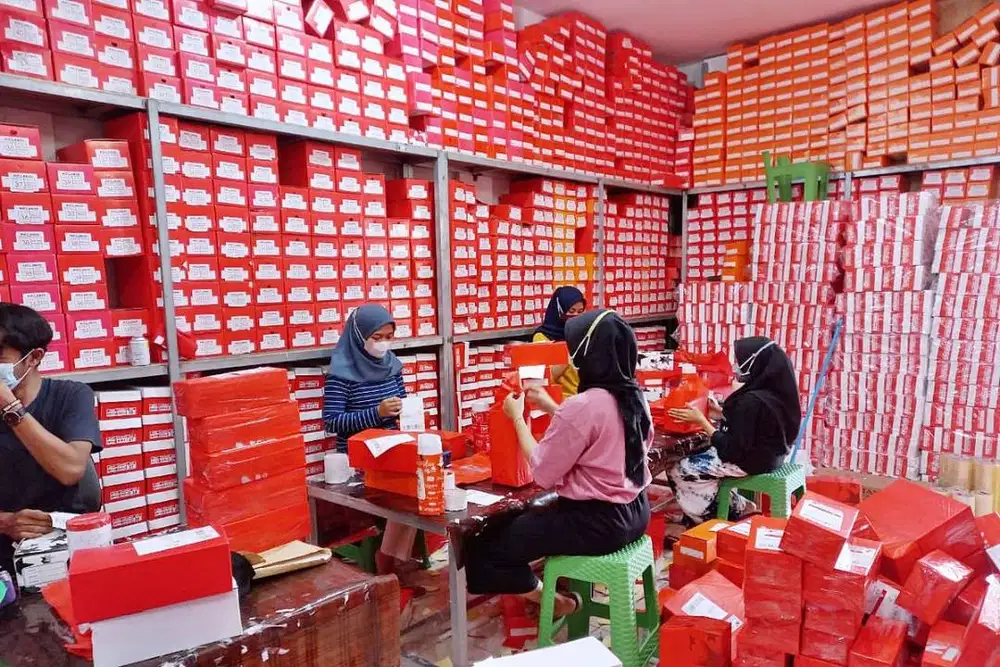 Karyawati Admin dan Staf Packing Toko Denpasar