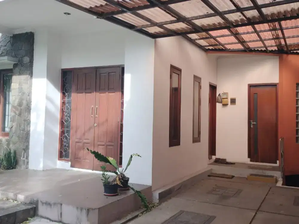 Rumah Lama Terawat Full Furnish di Gunung Batu Bandung