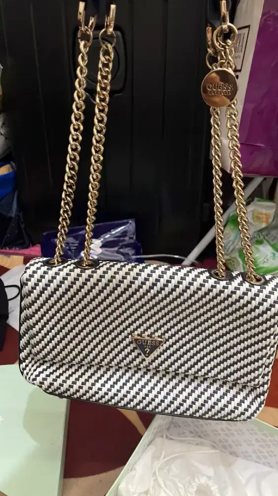 Tas Guess baruu