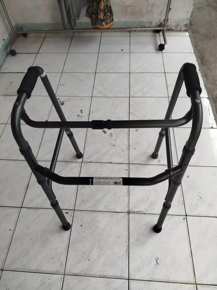 Tongkat Lansia 4 kaki Lipat