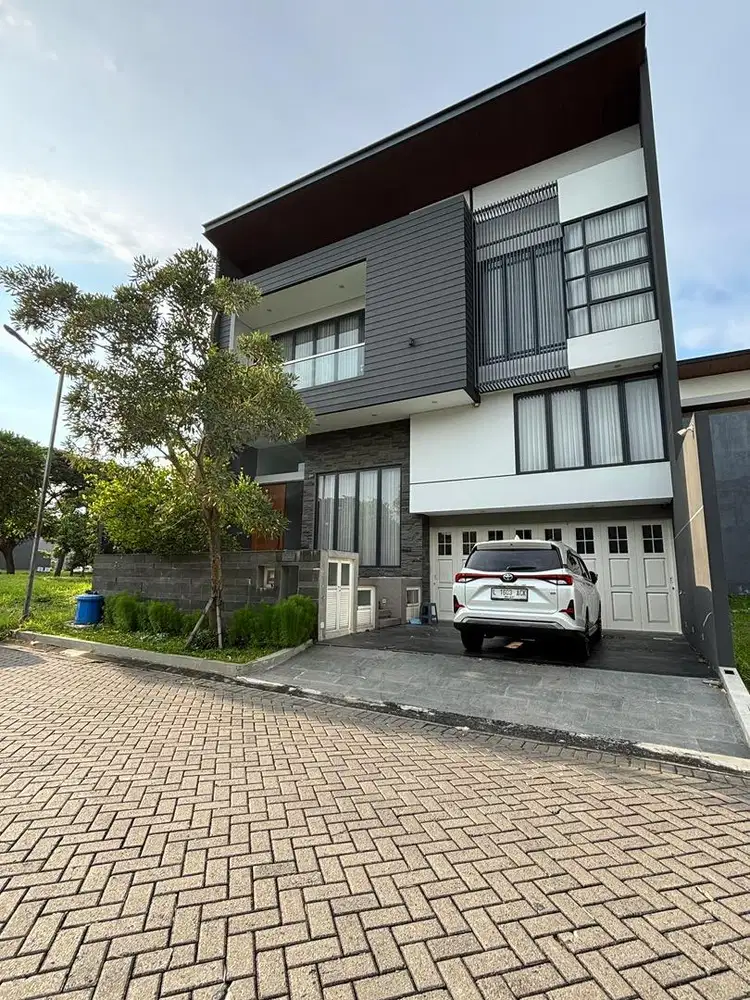 DIJUAL RUMAH MEWAH SEMI FURNISH SPLIT LEVEL WATERFRONT CITRALAND