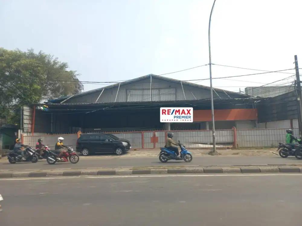 Di sewakan/ dijual  Gudang strategis pinggir jalan bekasi raya Jaktim