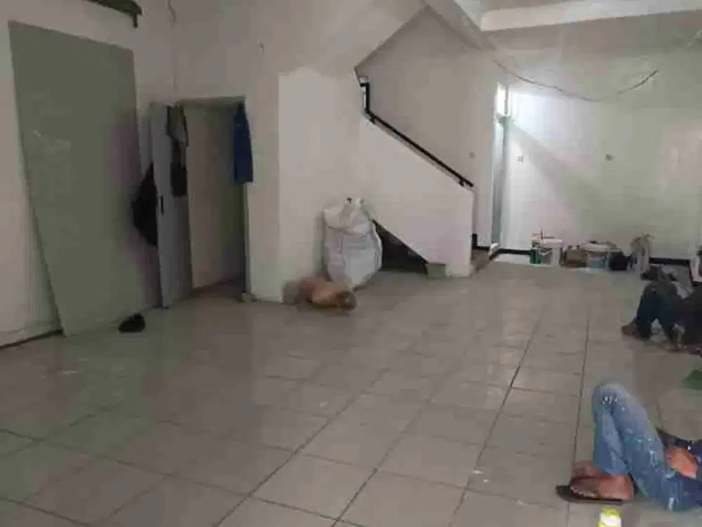 dijual cepat  / disewakan ruko dijalan peta 3 lantai